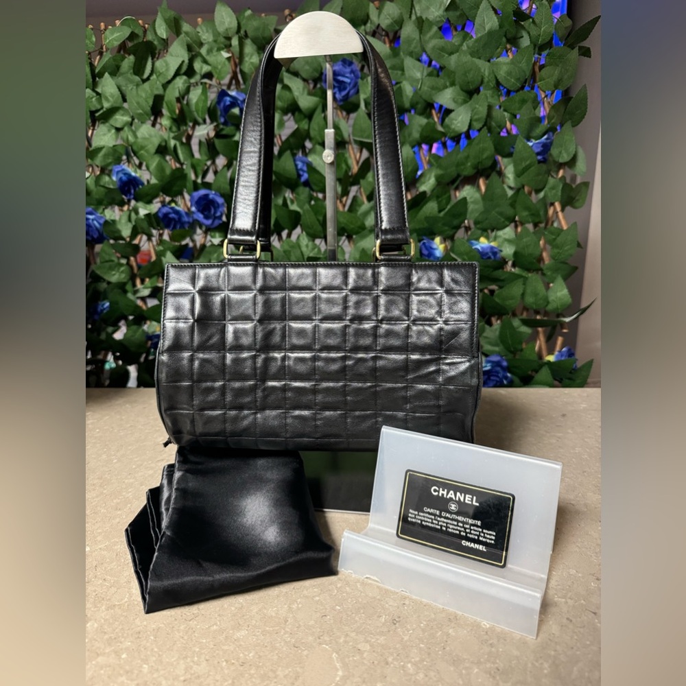 ❌SOLD❌ Chanel Black Leather Chocolate Bar Barrel Bag - Picture 2 of 7